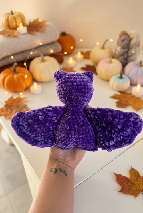 Chauve-souris violette au crochet, dos, décor Halloween