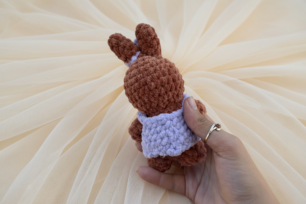 Lapin crochet fond crème voilage
