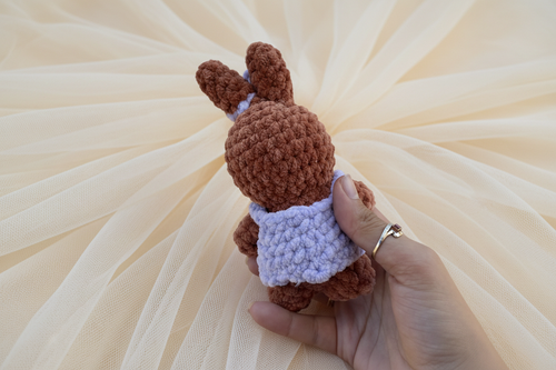 Lapin crochet fond crème voilage